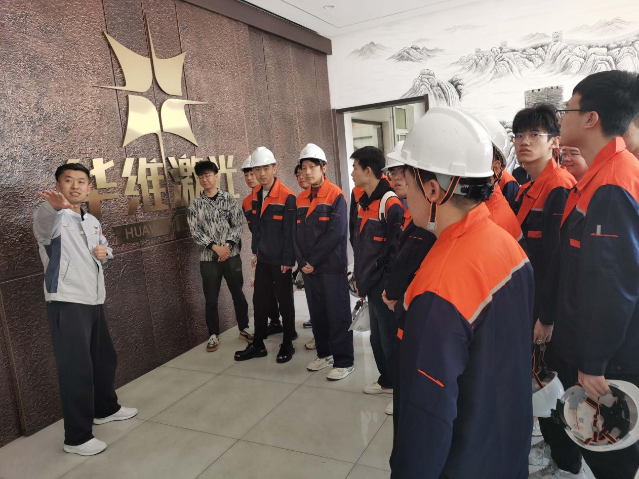 Shenyang-eko Unibertsitateko irakasle eta ikasleek Huawei Laser Ekipamenduak Fabrikazio Co., Ltd. bisitatu zuten