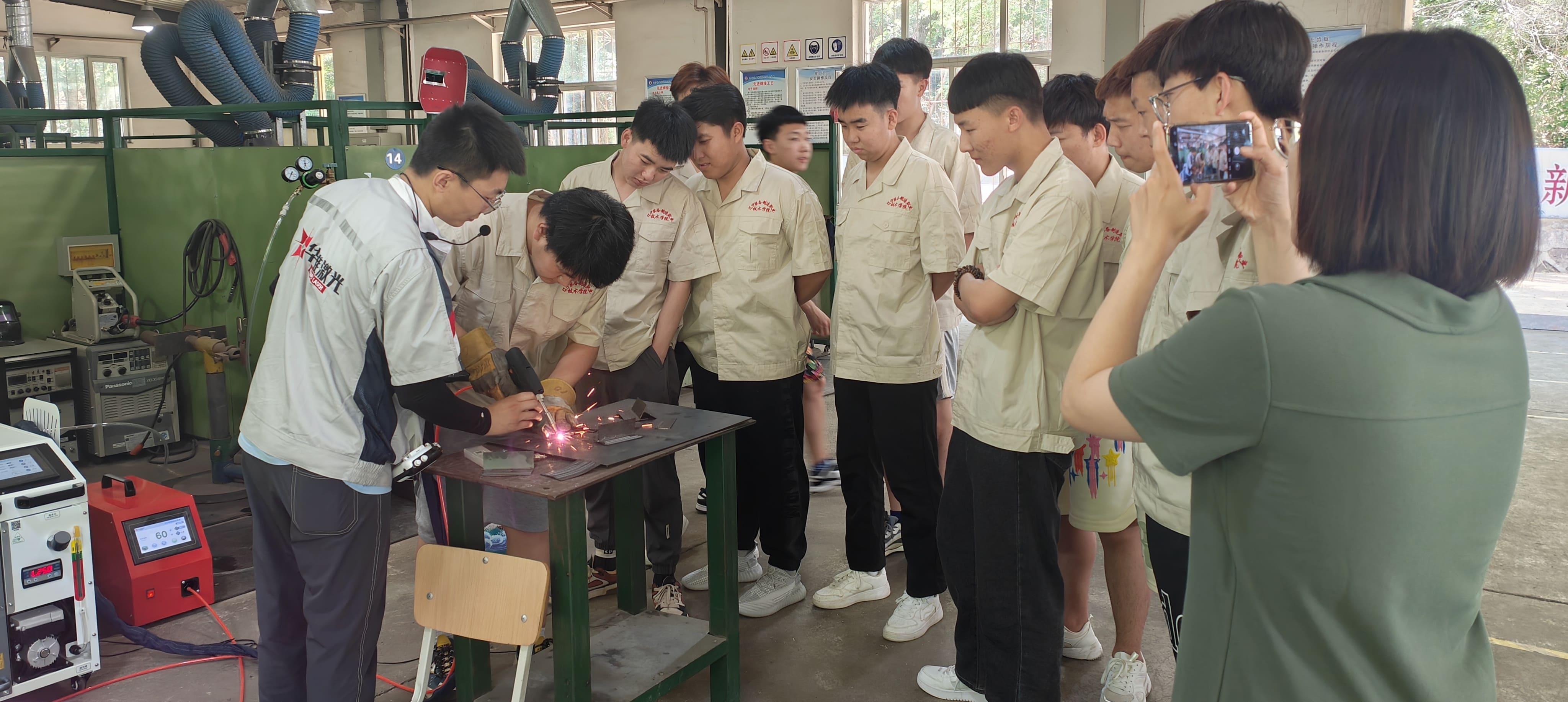 Huawei Laser-en 1500W Eskuko Soldadurak Skill Prestakuntza areagotzen du Liaoning Tech College-n