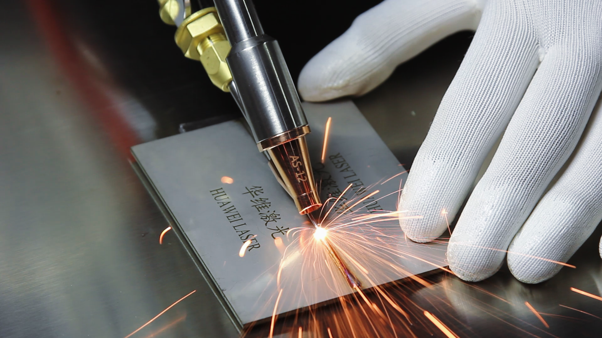 Zein industrietan aplika daitezke laserra soldatzeko makinak?